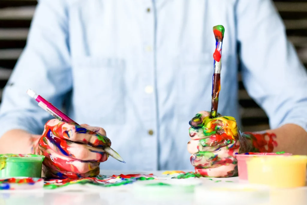 Mann beim kreativen "malen" seiner Bewerbung mit Farbe und Pinsel